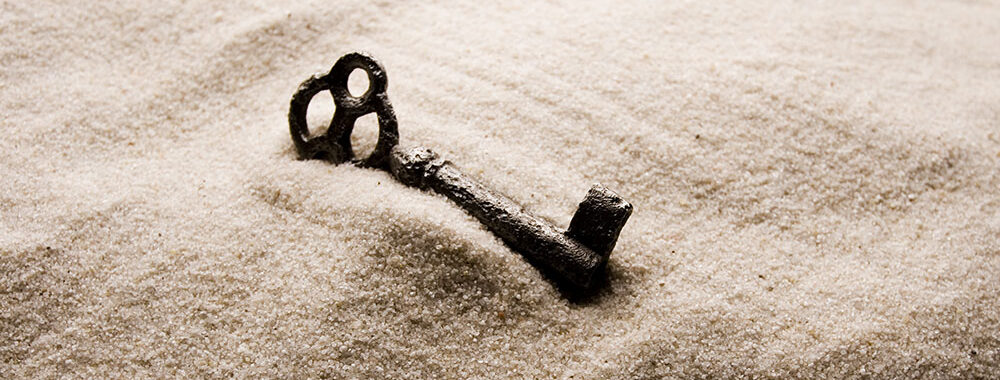 antique-key-in-the-sand
